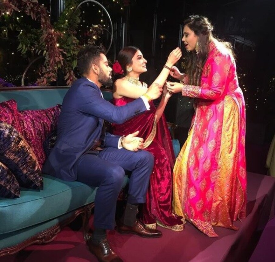 भावनाला कॅमेऱ्यापासून दूर राहयला आवडते. याचे उदाहरण विराट कोहलीच्या लग्नात पाहयला मिळाले. त्या लग्नात ती मोठी बहीण म्हणून नेहमी सावलीसारखी विराटच्या सोबत होती. त्याचवेळी ती कॅमेऱ्याच्या समोर कमी आली. (फोटो: Bhawna Kohli Dhingra Instagram) 