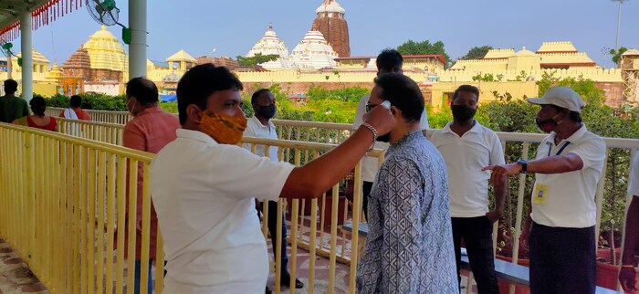 12 व्या शतकातील ऐतिहासिक जगन्नाथाचं मंदिर भाविकांसाठी खुलं झालं आहे. भाविकांनी आपल्या सूचना आणि प्रतिक्रिया कळवाव्यात ज्यामुळे कारभारात सुधारणा करणं सोपं जाईल, असं आवाहन पोलिसांनी नागरिकांना केलं आहे. 