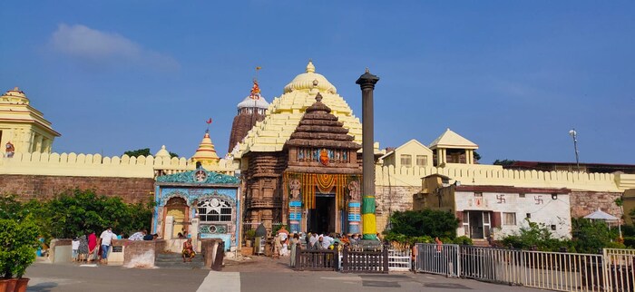 मंदिरात प्रवेश करण्यापूर्वी भाविकांना लसीकरण झाल्याचे सर्टिफिकेट किंवा कोरोना निगेटिव्ह असल्याचा रिपोर्ट सादर करावा लागणार आहे. 