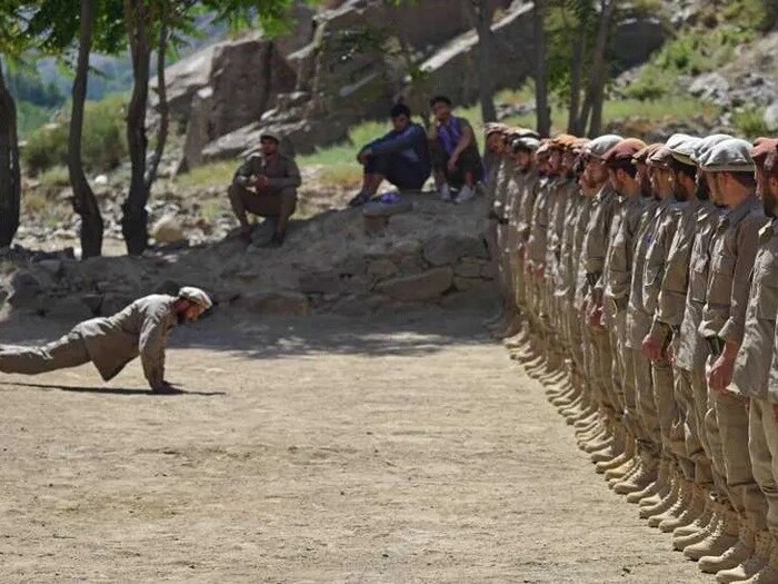 नॉर्दर्न अलायन्सला तालिबानविरोधात युद्ध लढण्यासाठी आता अधिकच ताकद मिळाल्याचं रॉयटर्स वृत्तसंस्थेच्या बातमीत म्हणण्यात आलं आहे. अफगाणी सेनेतल्या कमांडर्सनी आता मसूद अहमद यांच्यासोबत हातमिळवणी केली असून तालिबानला धडा शिकवण्याचा चंग बांधला आहे. 