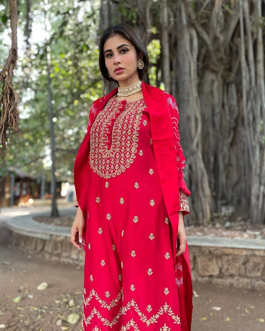 सोशल मीडियावर मौनी नेहमीच सक्रिय दिसते.