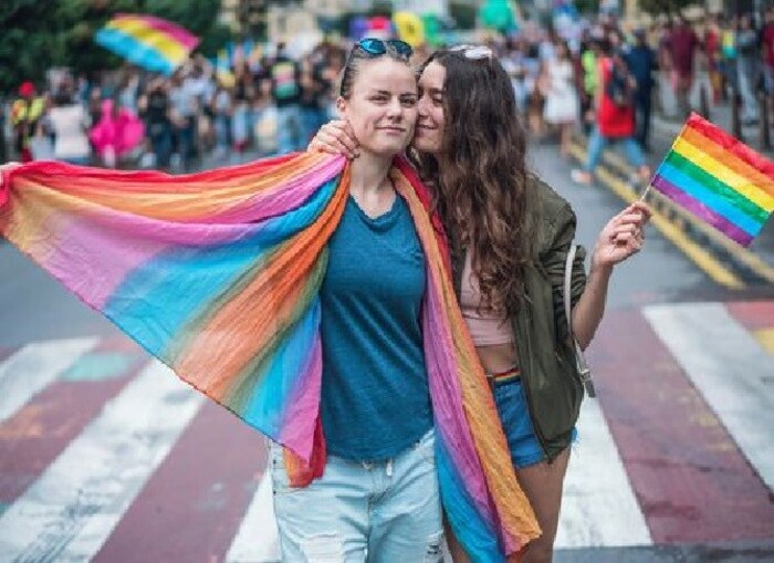 अनेक तालिबान न्यायाधीशांनी खुलासा केला आहे की, अफगाणिस्तानात आता इस्लामिक शरिया कायदा लागू होईल आणि समलैंगिकांना भयानक मृत्यू दिला जाईल. समलैंगिक व्यक्तीच्या अंगावर भिंत पाडून त्यांना मारलं जाईल असं या न्यायाधिशांनी सांगितलं आहे. त्यांनी सांगितलेल्या शिक्षा हृदय पिळवटून टाकणाऱ्या आहेत.