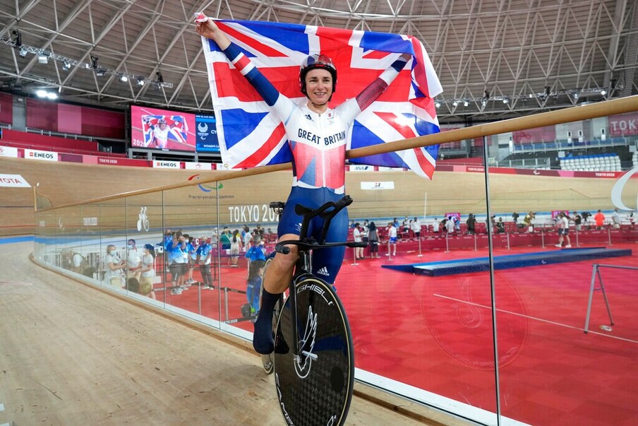 ब्रिटनच्या साराह डेम स्टोरेरी हिने सायकलिंग स्पर्धेमध्ये गोल्ड मेडल पटकावलं. महिलांच्या C5 3000 मीटर वैयक्तिक स्पर्धेत साराहने ही सुवर्ण कामगिरी केली. (AP Photo/Shuji Kajiyama)