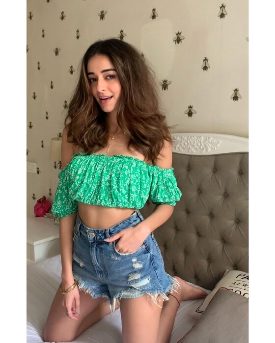 अनन्याचा हा ऑफ शोल्डर क्रॉप टॉप आणि डेनिम शॉर्ट्सचा लुक देखील विशेष लोकप्रिय झाला होता. (फोटो सौजन्य: इन्स्टाग्रामः @ananyapanday)