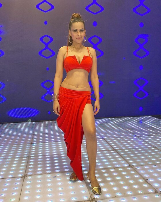 नियाने नुकताच आपल्या इन्स्टाग्राम अकाऊंटवर काही फोटो शेयर केले आहेत. यामध्ये ती रेड कलरच्या एकदम हॉट अशा वेस्टर्न ड्रेसमध्ये दिसून येत आहे. 