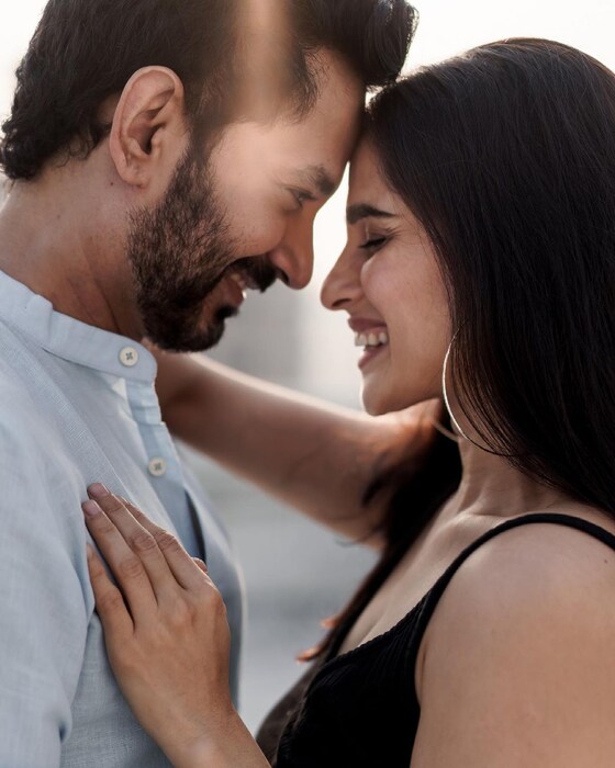 नुकताच प्रियाने आपला आणि उमेशचा एक सुंदर फोटो शेयर करत आपल्या आगामी 'आणि काय हवं' 3 च्या रिलीज डेटची घोषणा केली आहे. 