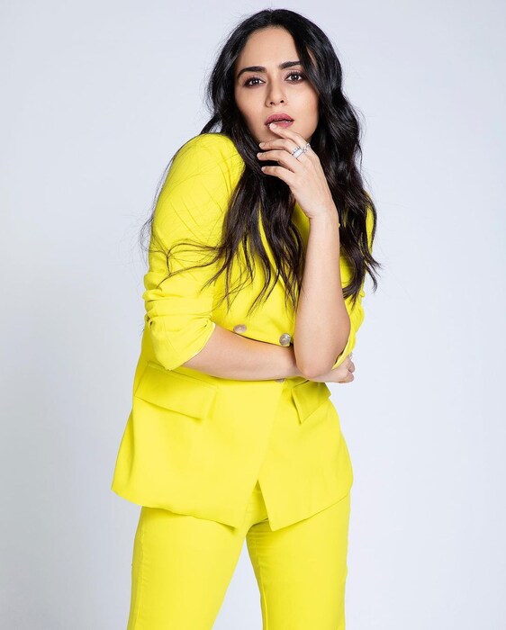 अमृताने तिचं युट्युब चॅनेल सुरू केलं आहे. ज्याची तिने नुकतीच घोषणा केली आहे. 
