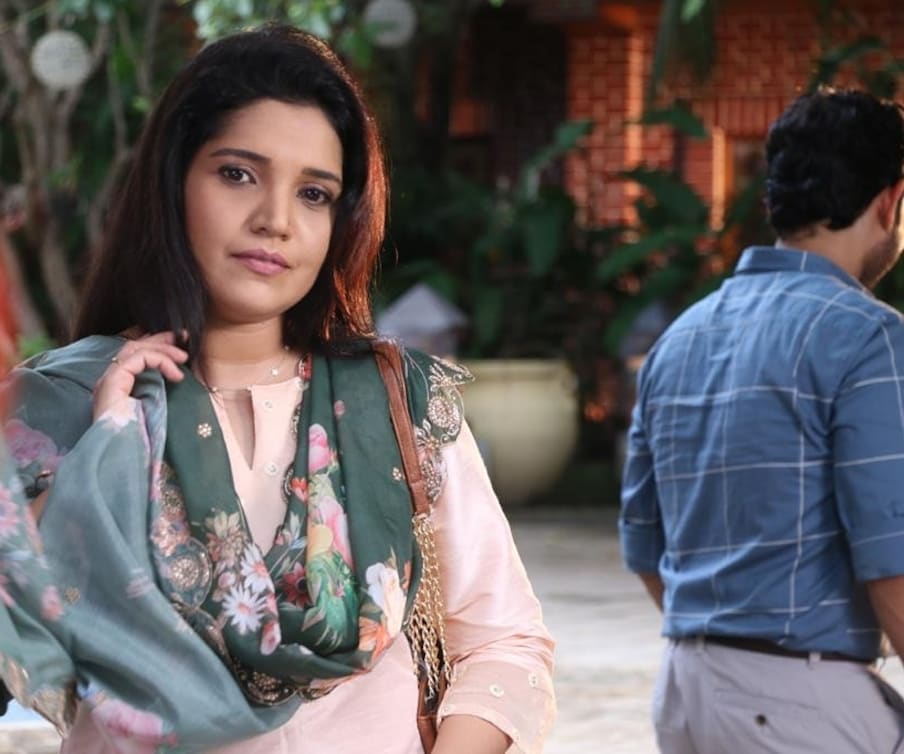 अभिनेत्री मुक्ता बर्वेनेसुद्धा टीव्हीवर पुनरागमन केलं आहे. उमेश कामतसोबत 'अजूनही बरसात आहे' या मालिकेत ती झळकली आहे. 