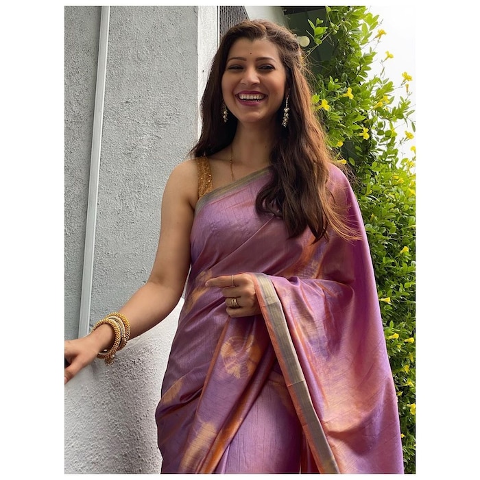 तेजस्विनीने या फोटोला कॅप्शन देत 'हसण्यास कारण की' असं गूढ कॅप्शनदेखील दिलं आहे. 