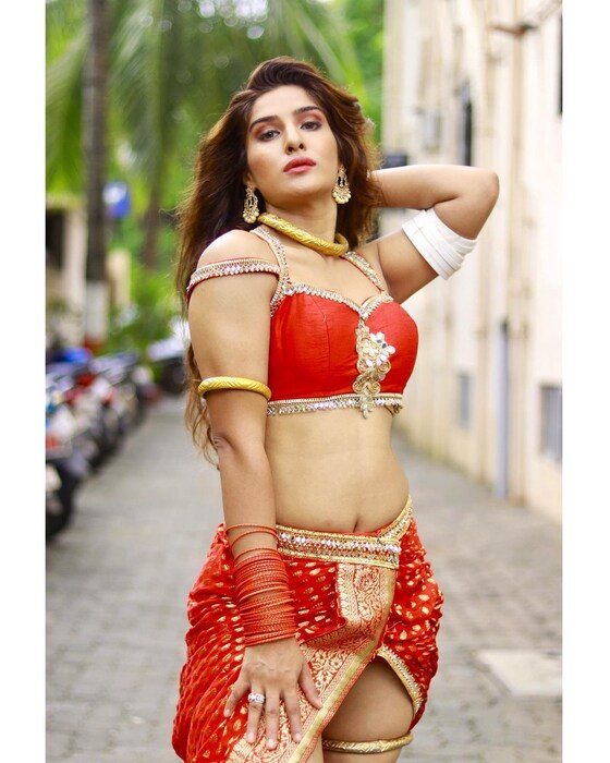 नेहा लवकरच 'चला हवा येऊ द्या' च्या भागात दिसून येणार आहे. त्यासाठीचं तिने हा बोल्ड आणि ब्युटीफुल अवतार घेतला आहे. 