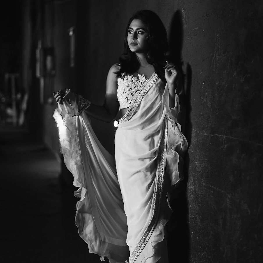 मृण्मयीने सुंदर असे साडीवरील फोटो सोशल मीडियावर शेयर केले आहेत. यामध्ये ती खूपच सुंदर दिसत आहे. 