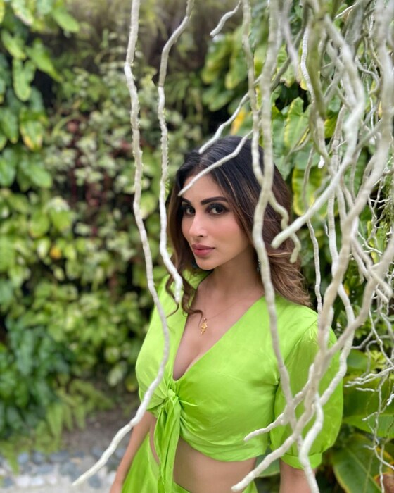 मौनी नेहमीच तिचे नवनवीन फोटो शेअर करत असते.