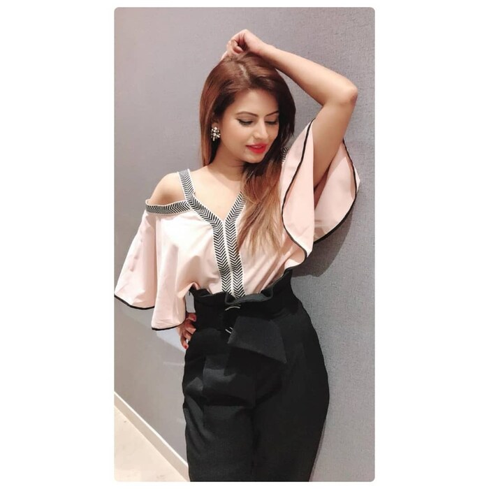 अभिनेत्रींनी पुढे येऊन बोलायला हवं. तसेच केवळ मोठ नाव आणि पैसे पाहून हुरळून न जाता योग्य ती चौकशी करावी असा सल्लाही तिने दिला.