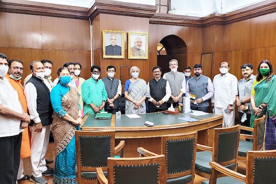 राज्यासाठी तातडीने निधी द्या, महाविकास आघाडीच्या खासदारांची अर्थमंत्र्यांकडे मागणी