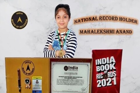  वेगाने भरतनाट्यम मुद्रा सांगून त्या करून दाखवणारी सर्वांत लहान वयाची मुलगी म्हणून तिचं नाव इंडिया बुक ऑफ रेकॉर्ड्समध्ये राष्ट्रीय स्तरावर नोंदवलं गेलं आहे. 