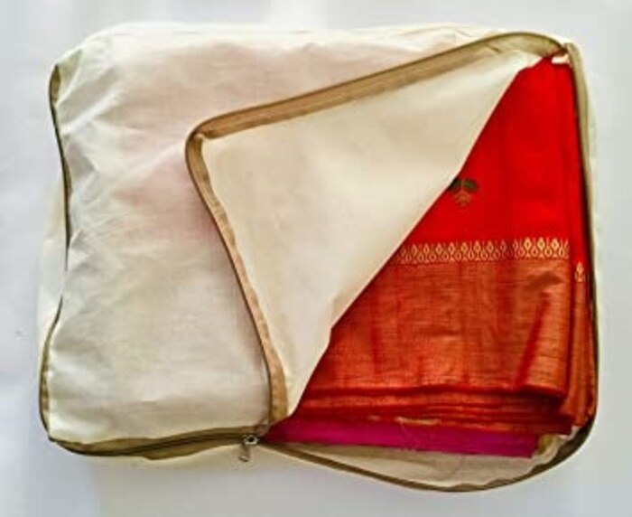 हल्ली बाजारात विविध प्रकारचे साडी बॅग मिळतात. त्यातही साड्या ठेवाव्यात. पण, सिल्कच्या साड्या नेहमी कॉटन बॅगमध्ये ठेवाव्यात.