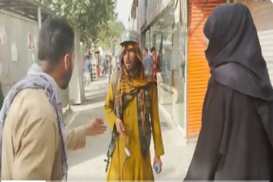 सत्य मांडणाऱ्या महिला पत्रकाराला तालिबानने घेरले