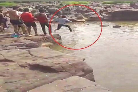 Youth saves life of two who were drawing: मागील दोन आठवड्यात रंजीत गाडेकर यांनी एका शुभम युवकाचा व एका महिलेचे प्राण वाचवले.