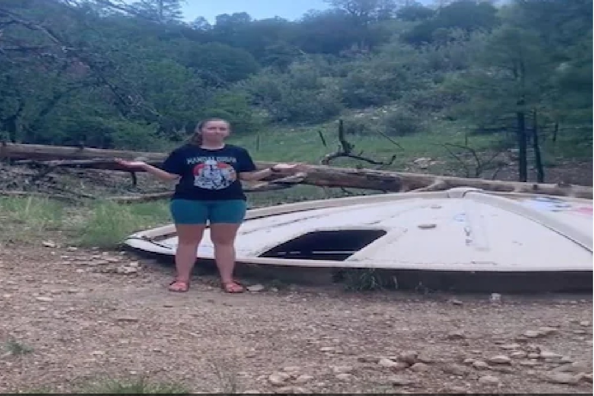 रात्रीतून अंगणात उतरला UFO, तरुणीला दिसली भयंकर गोष्ट