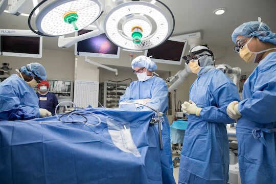 डॉक्टर ब्रेन सर्जरी करत होते, रुग्ण गायत्री मंत्र म्हणत होता; आणखी एक awake surgery यशस्वी