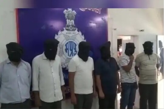 ‘स्पेशल 26’ स्टाईलने दरोडा, बनावट ओळखपत्र दाखवून लुटले 2 लाख रुपये