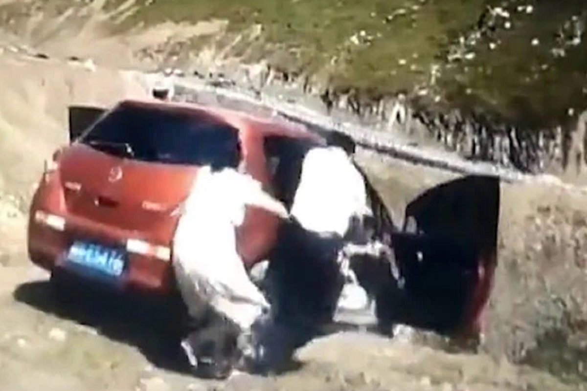 त्या दोघांनी पूर्ण ताकद लावली; प्रवाशासह दरीत कोसळली कार; भयंकर दुर्घटनेचा LIVE VIDEO