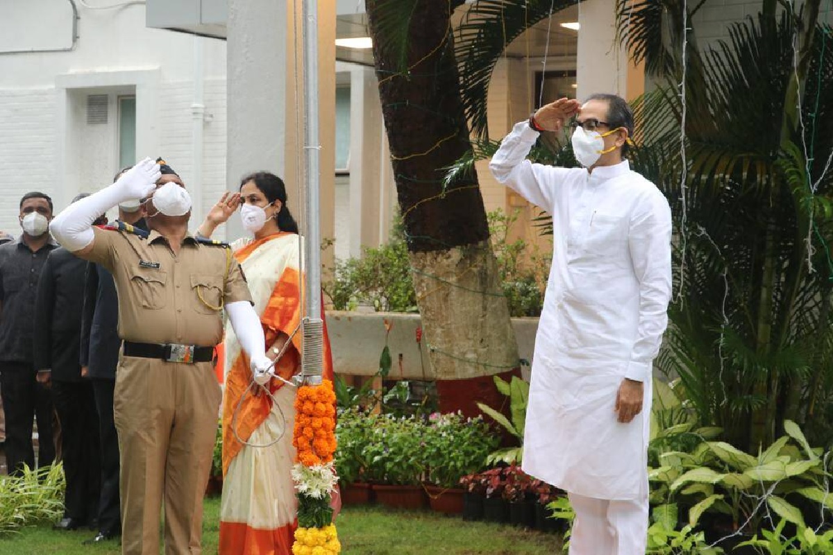 मंत्रालयाच्या गेटवर अंगावर रॉकेल ओतून जळगावाच्या शेतकऱ्याचा आत्मदहनाचा प्रयत्न, मोठा अनर्थ टळला