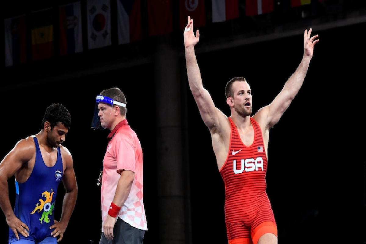 Tokyo Olympics : दीपक पुनियाच्या सामन्यानंतर मोठा वाद, कोचला काढलं बाहेर