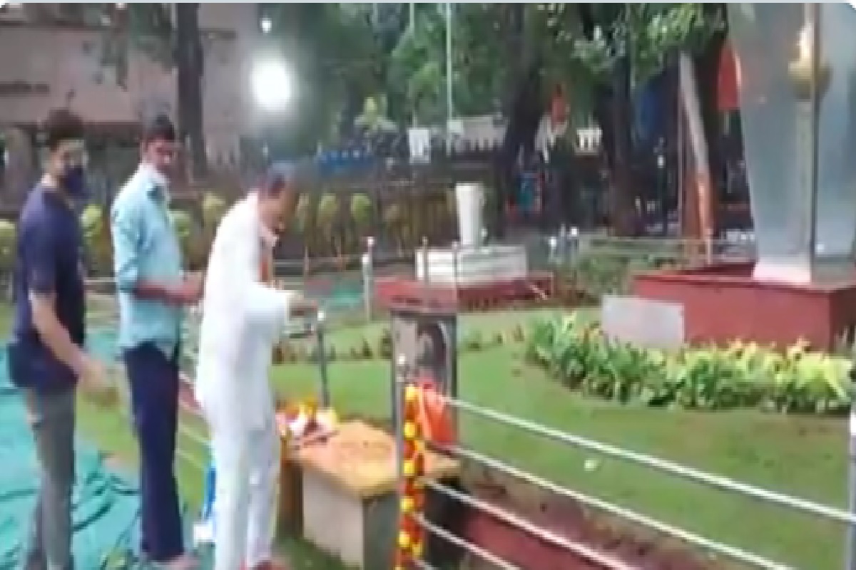 नारायण राणेंच्या भेटीनंतर शिवसैनिकांनी शिंपडलं गोमूत्र, केलं स्मृतीस्थळाचं शुद्धीकरण