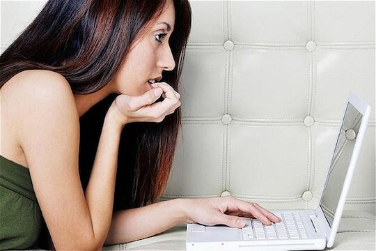 Google search मुळे फुटलं बॉयफ्रेंडचं बिंग, गर्लफ्रेंडच्या पायाखालची जमीनच सरकली