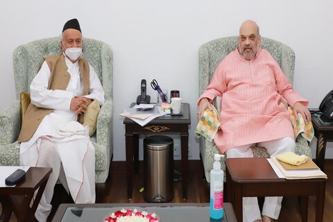 राज्यपाल भगतसिंह कोश्यारी यांनी शुक्रवारी केंद्रीय गृहमंत्री अमित शहा यांची नवी दिल्ली येथे सदिच्छा भेट घेतली आहे.
