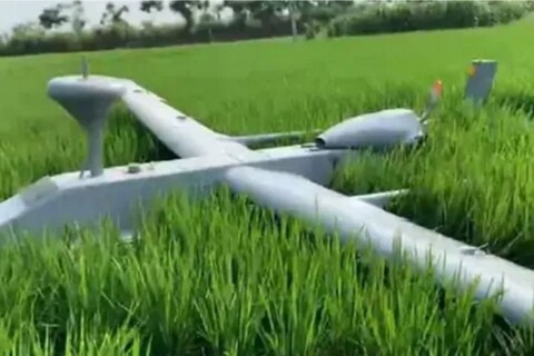 अमृतसर येथील एका भात शेतीत कोसळलेला ड्रोन...