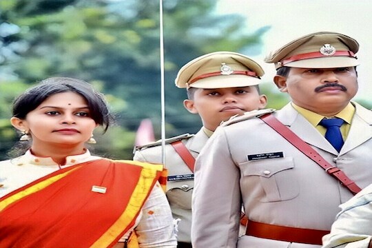 प्रियंका शुक्‍ला यांनी IAS ऑफिसर व्हावं असं त्यांच्या कुटुंबियांना वाटायचं 