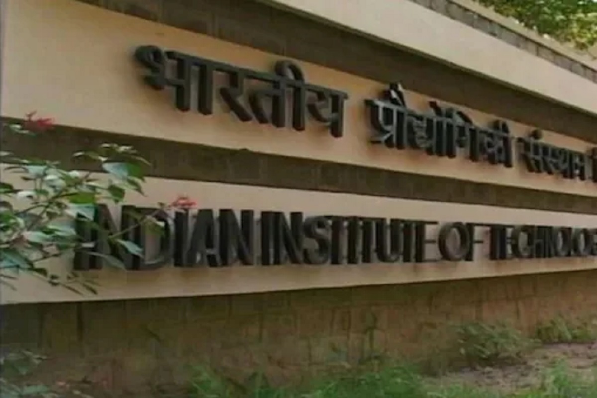 IIT मधले 63 टक्के ड्रॉपआउट्स आरक्षित श्रेणीतले; सरकारने संसदेत दिलेल्या उत्तरातून स्पष्ट