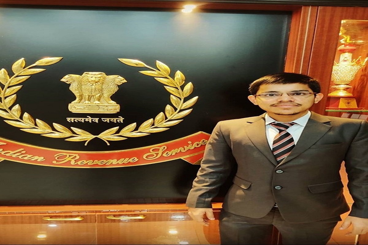 UPSCच्या तयारीसाठी वडिलांनी विकलं घर; प्रदीप सिंहांनी IAS होऊन कष्टाचं केलं चीज