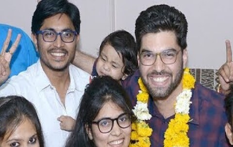 IIT इंजिनियर असूनही आजोबांचं स्वप्न पूर्ण करण्यासाठी IAS श्रेयांश कुमत यांनी UPSC परिक्षा देण्याचा निर्णय घेतला. 