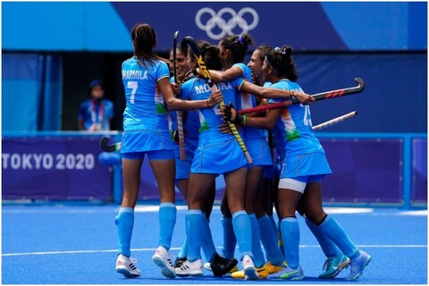 भारतीय महिला हॉकी टीमने (Indian Women Hockey Team) यंदाच्या ऑलिम्पिकमध्ये (Tokyo Olympics) आधीच इतिहास रचला आहे. आता टोकयो ऑलिम्पिकच्या सेमीफायनलमध्ये अर्जेंटिनाला (Argentina) हरवून फायनलमध्ये प्रवेश करण्याचं उद्दिष्ट या टीमने ठेवलं आहे.