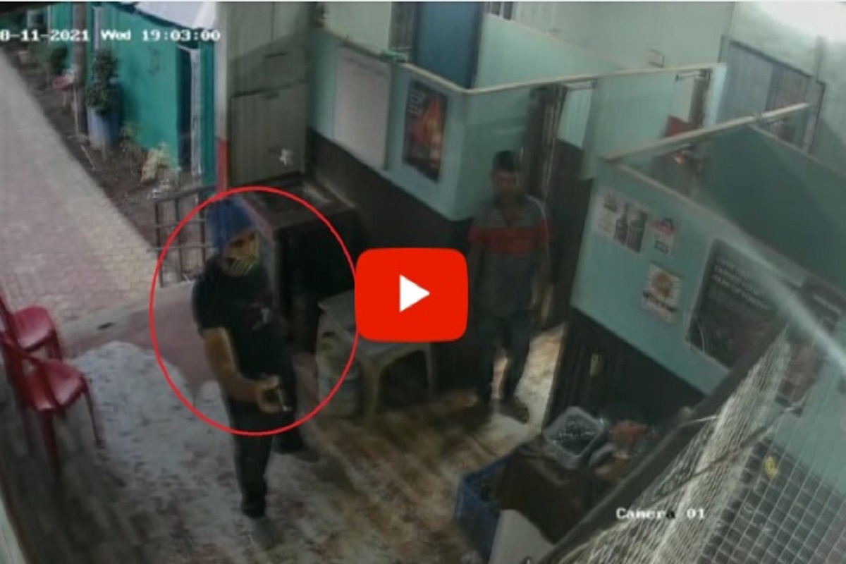 LIVE VIDEO: बंदूक आणि चाकूचा धाक दाखवत बारमध्ये लूट; पैसे, मोबाइल, दारूच्या बाटल्यांसह आरोपी फरार
