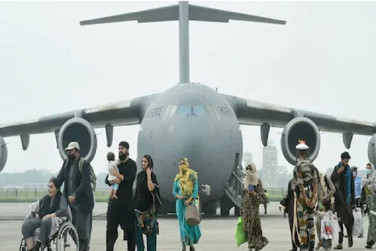 काबुल विमानतळावर सुरक्षेची ऐशीतैशी, अडकलेल्या भारतीयांना विमानासाठी करावी लागणार मोठी प्रतीक्षा