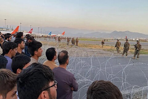 Kabul News Updates: गोळीबारानंतर (Firing) विमानतळावर एकच धावपळ झाली. याचा व्हिडिओही (Video) समोर आला आहे. 