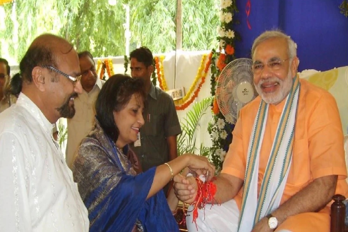 पंतप्रधान मोदींची आहे एक पाकिस्तानी बहीण; गेली 26 वर्षं न चुकता मोदींना राखी बांधणारी ही महिला आहे कोण?