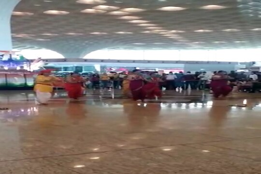 VIDEO: शिवसेना-मनसेच्या दणक्यानंतर अदानी ग्रुपकडून मुंबई विमानतळावर मराठी गाण्यावर फ्लॅशमॉब