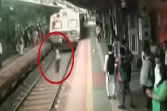 अन् भरधाव लोकल पाहून त्याने रुळावर मारली उडी, अंगावर शहारे आणणारी घटना CCTV मध्ये कैद