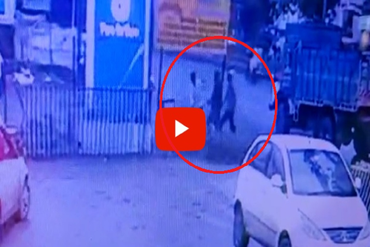 VIDEO: हेल्मेट नसल्याने पेट्रोल देण्यास नकार, टोळक्याची पेट्रोलपंप कर्मचाऱ्याला मारहाण