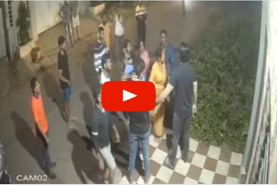जमिनीच्या वादातून पोलिसांसमोरच तुंबळ हाणामारी आणि दगडफेक; LIVE VIDEO व्हायरल