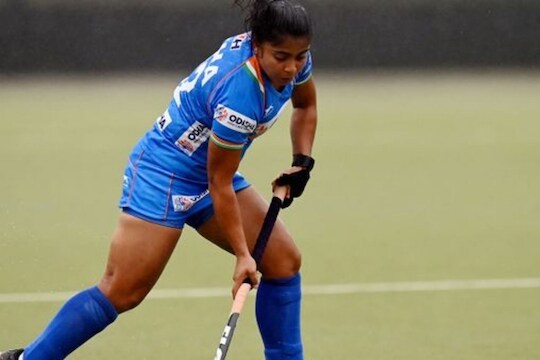 चांगले कपडे आणि शूज मिळतील म्हणून तिनं सुरु केलं हॉकी खेळणं; वाचा हॉकी स्टार नेहा गोयलचा प्रेरणादायी प्रवास