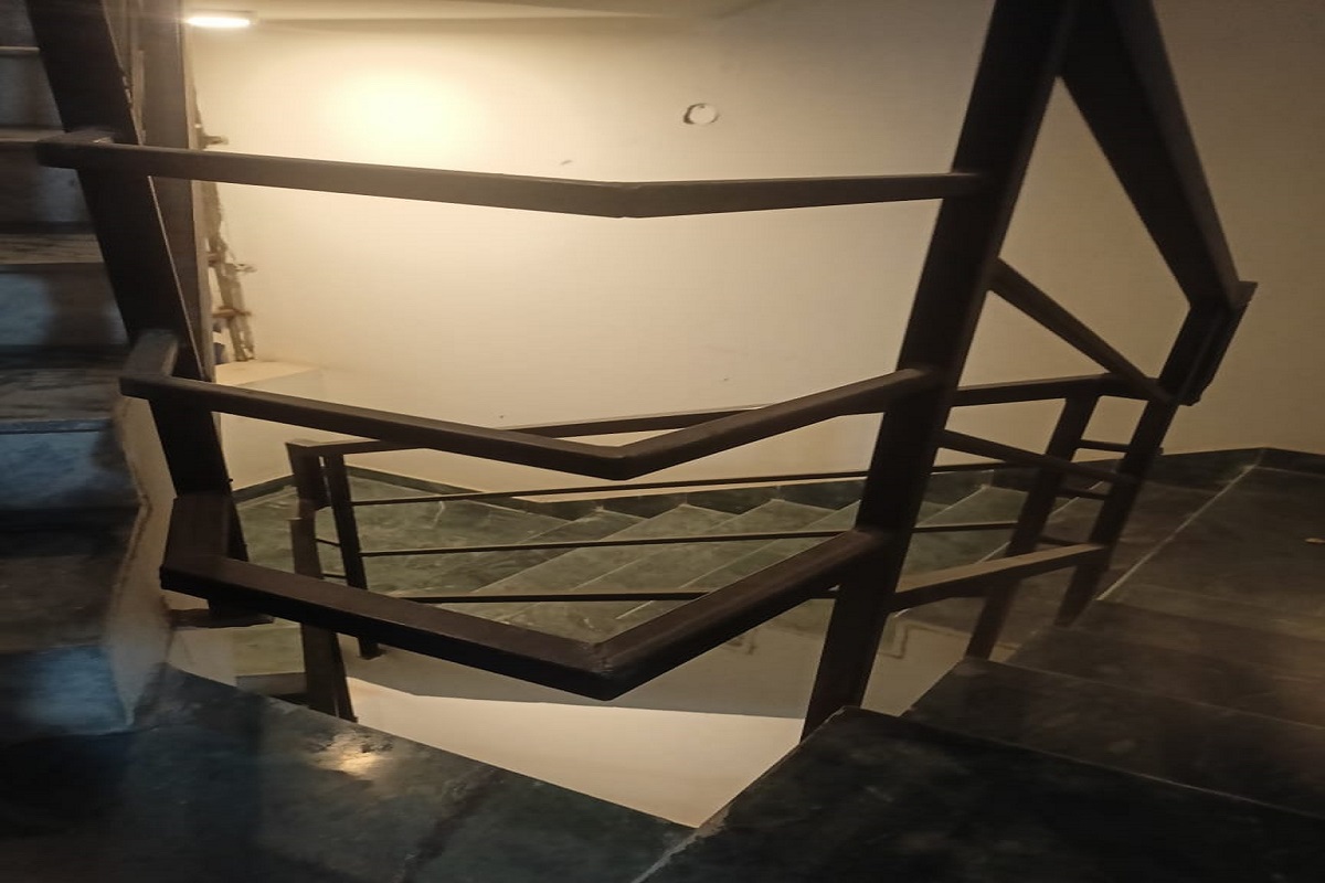 दुःखाचा डोंगर! बाराव्या मजल्यावरून पडलं 1 वर्षांचं बाळ, वाढदिवशीच गेलं देवाघरी