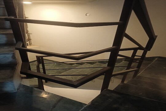 दुःखाचा डोंगर!  बाराव्या मजल्यावरून पडलं 1 वर्षांचं बाळ, वाढदिवशीच गेलं देवाघरी