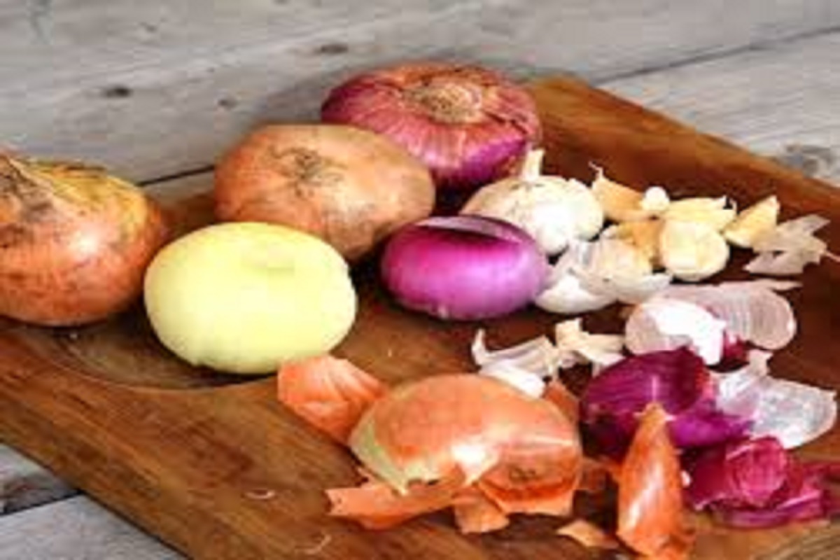 फेकून नका देऊ कांदा, लसणाच्या साली; तयार करा टेस्टी सूप आणि भात