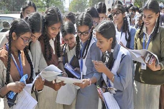 Explainer: बोर्डाच्या परीक्षेत नेहमी मुलीच का ठरतात अव्वल? कधी विचार केलाय? इथे मिळेल उत्तर